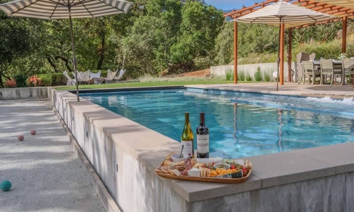 Glen Ellen House | Family Fun in Glen Ellen: Pool, Hot Tub & Pickleball!