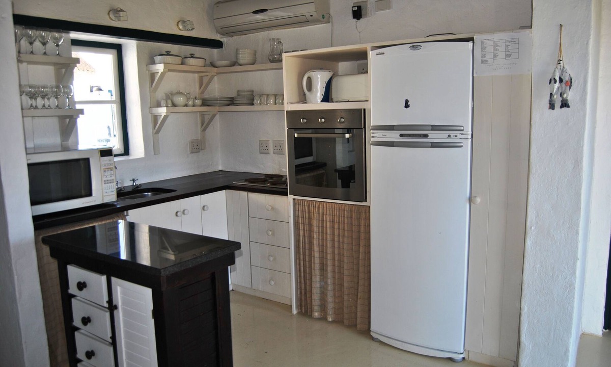 Struisbaai House | Family Tides cottage, sleeping up to 12 people situated in Langezandt