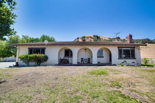 Paicines House | Fenced Yard & Outdoor Bar: Hillside Paicines Home!