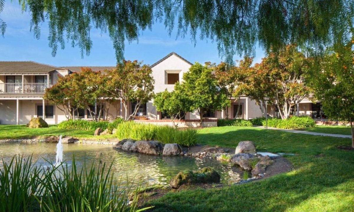 Burlingame House | Find comfort at our family-friendly hotel room in San Francisco