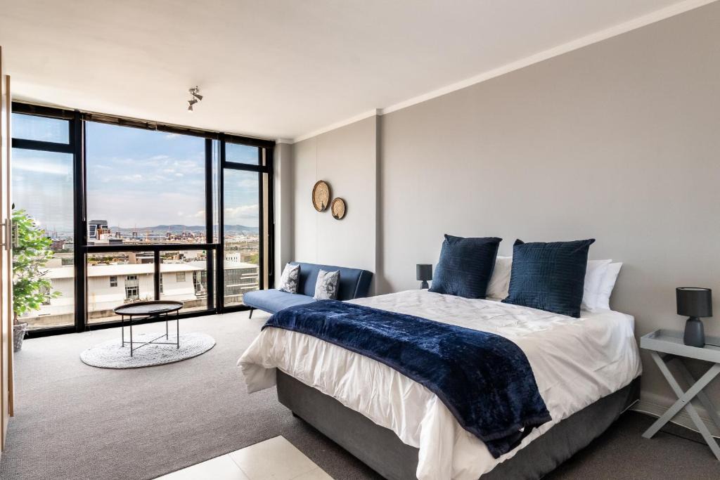 Cape Town City Centre Apartment | Four Seasons City Apartment - City Views-Netflix-Parking-Gym + Pool