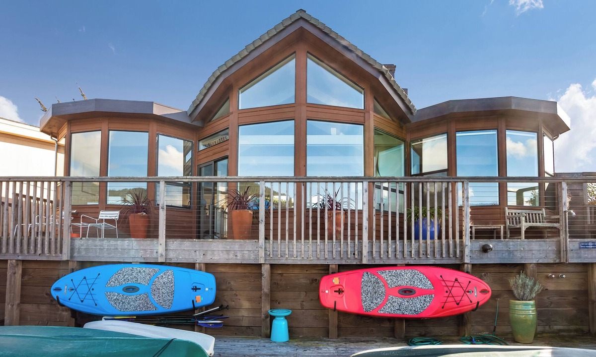 Stinson Beach House | Fresh and Lovely Inner Lagoon Home