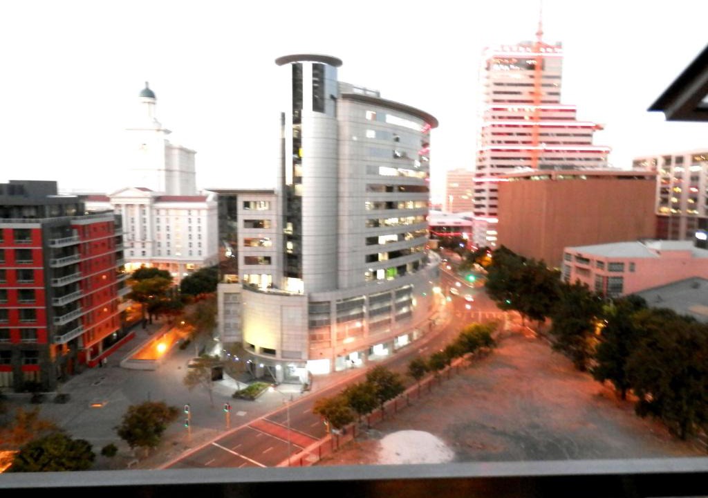 Cape Town City Centre Apartment | Full Power, long stay rates, walk to V&A Waterfront, fibre WIFI, gym & pool