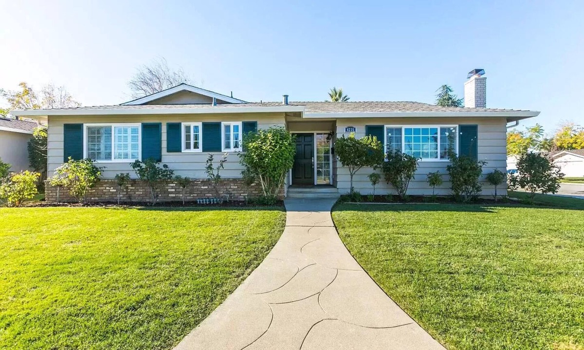 Cambrian House | Fully equipped home ideal for a family with children and office/in law unit
