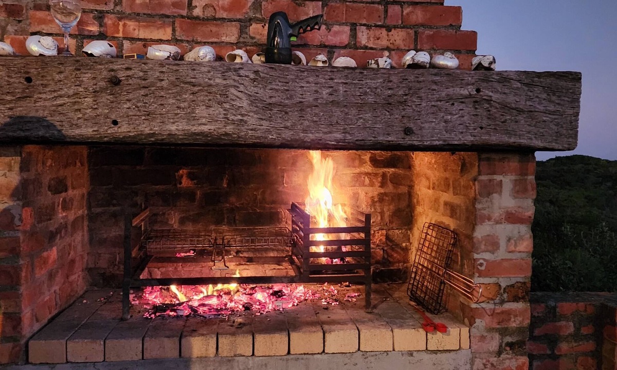 Betty's Bay House | FULLY EQUIPPED SEA FRONT HOLIDAY HOUSE nGround floornFireplace, Braai area