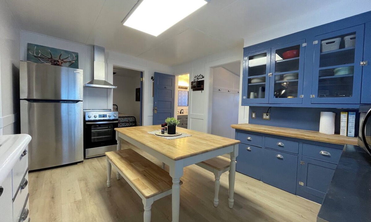 Mc Gill House | Fun & Charming 3-bed, 2-bath house with WiFi, AC and deck in delightful McGill