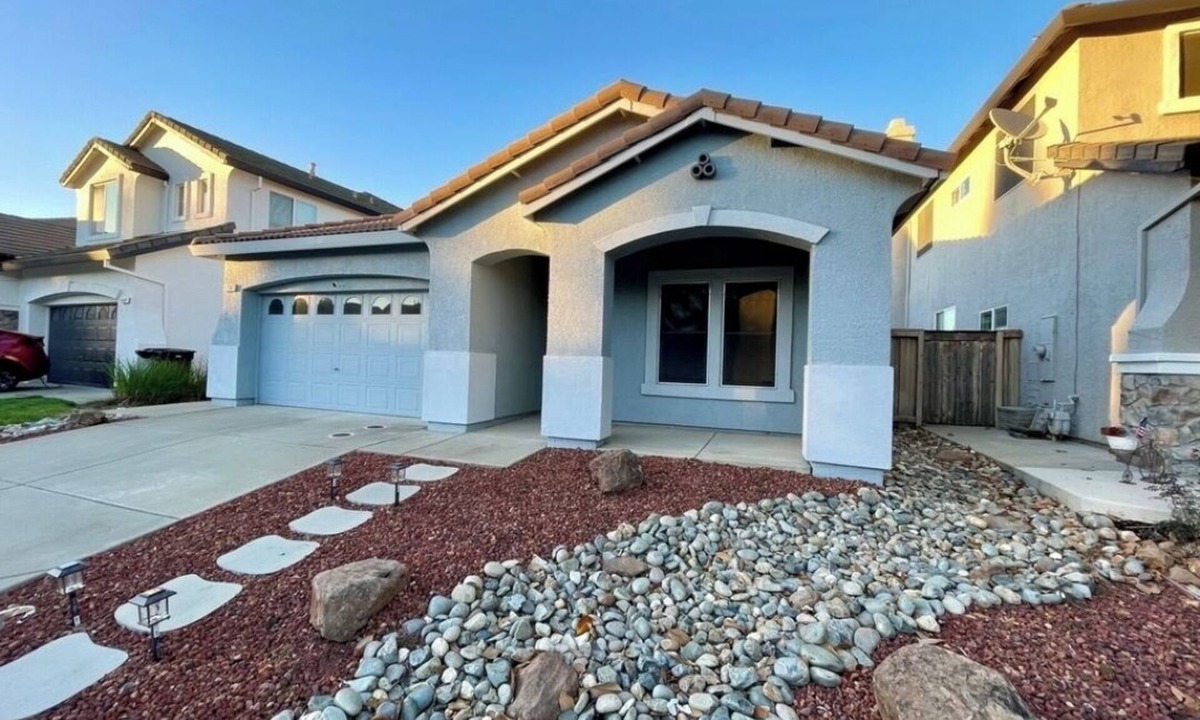 Roseville House | Furnished 2 Bedroom house with an office in Roseville