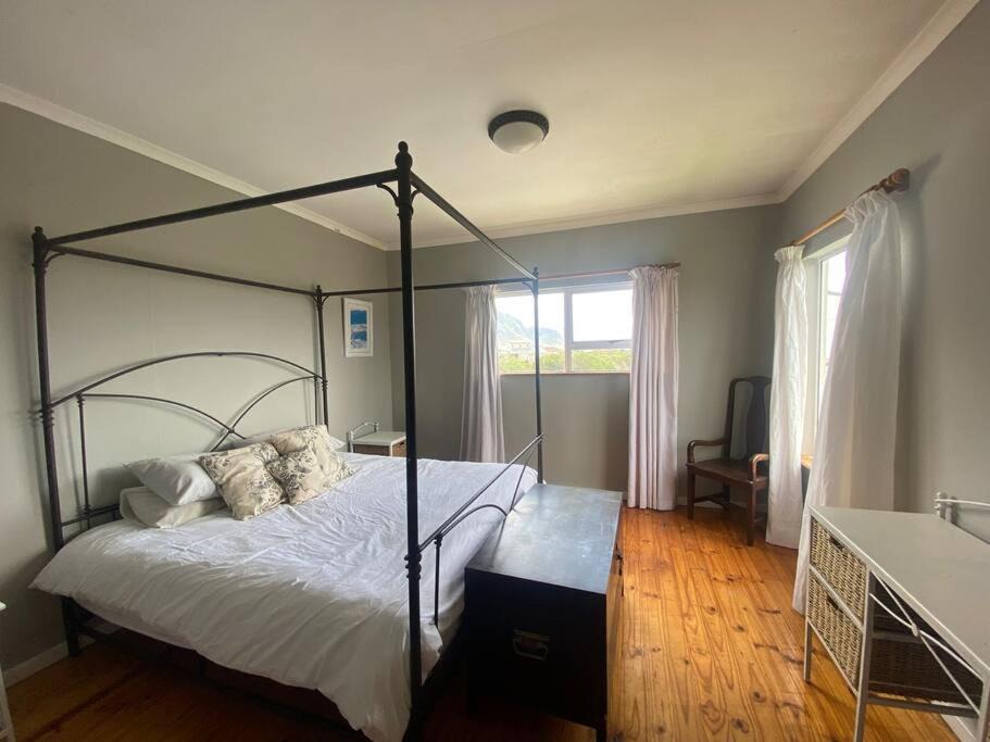 Betty's Bay House | Fynbos Lodge - a fynbos beach house