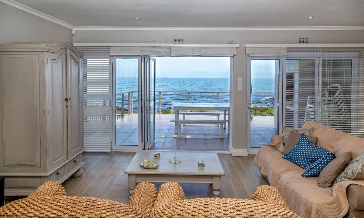Gansbaai House | Gansbaai Seafront Holiday House: Ons C-huis