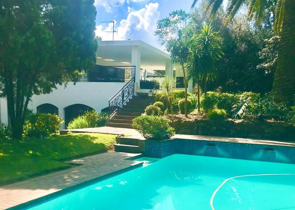 Greater Johannesburg Metropolitan Area Villa | Garden of Eden Mansion - Entertainment Haven
