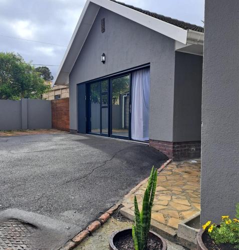 Parow North House | Garden studio flat