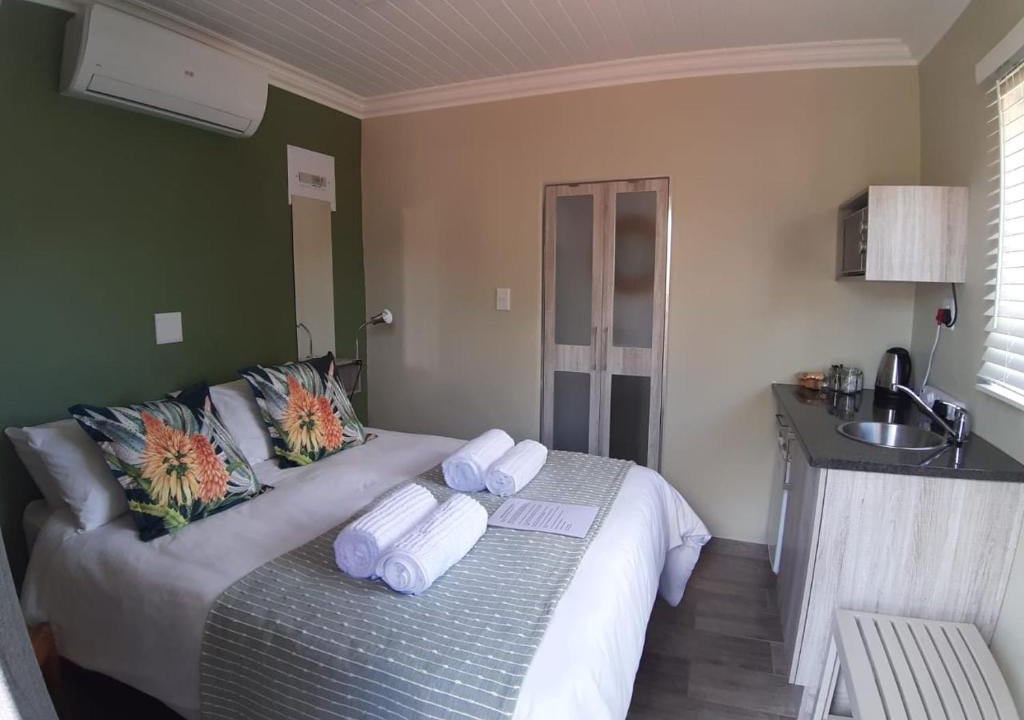 Fichardt Park Apartment | Gathering Guesthouse - Aloe room