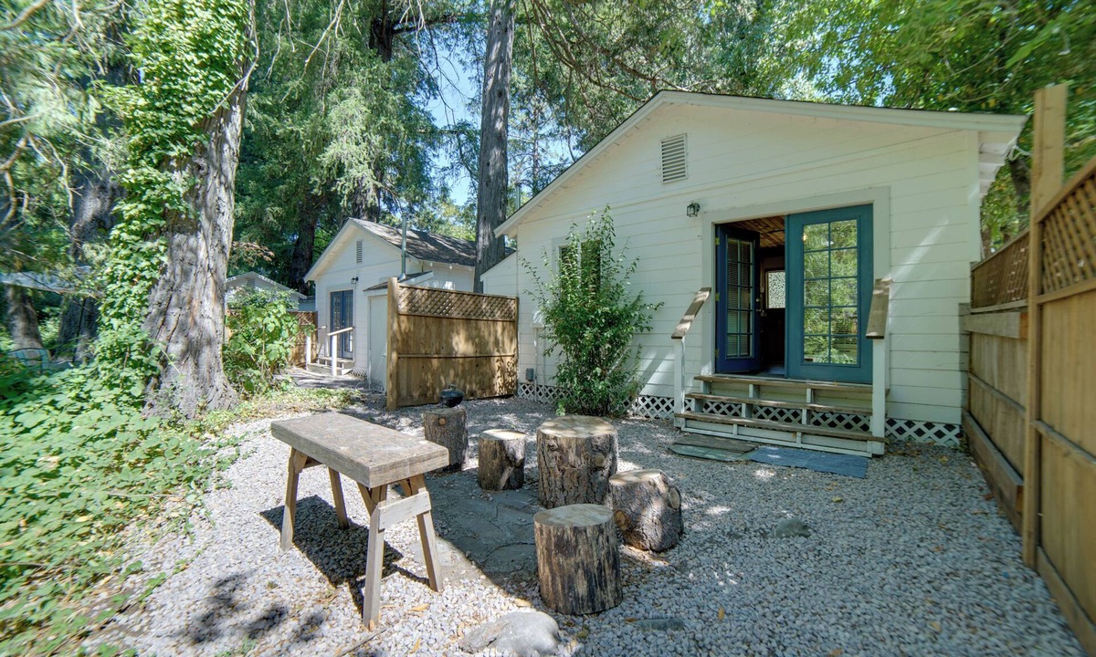 Middletown Cottage | Golf & Hike: Cobb Mountain Cabin in Scenic Forest!