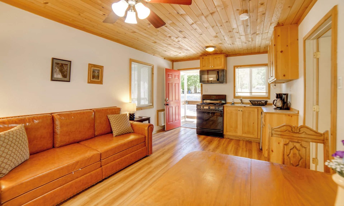 Cobb Cottage | Golf, Hike, Sip Wine: Cobb Mountain Cabin w/Patio