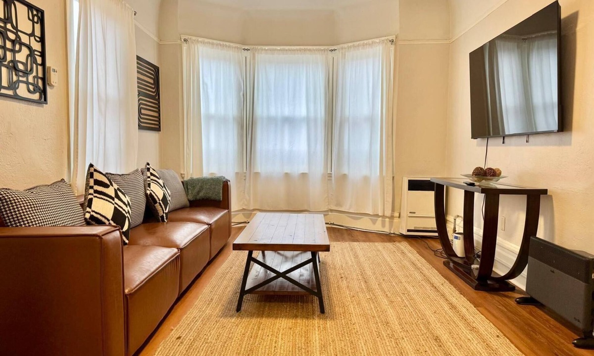 Uptown Oakland Apartment | Gorgeous 3 Bedroom Flat in Oakland - Walk to BART & BUS. Mins to SF & Berkeley