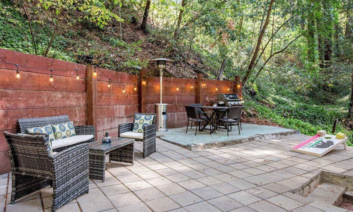 Rio Nido House | Guerneville 2BR canyon house with skylit loft & forest views