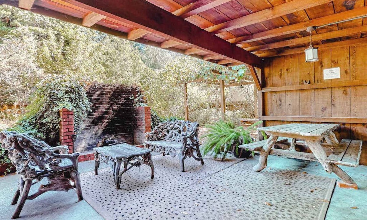 Guerneville Cabin | Guerneville 3BR riverfront log lodge with hot tub — dogs welcome