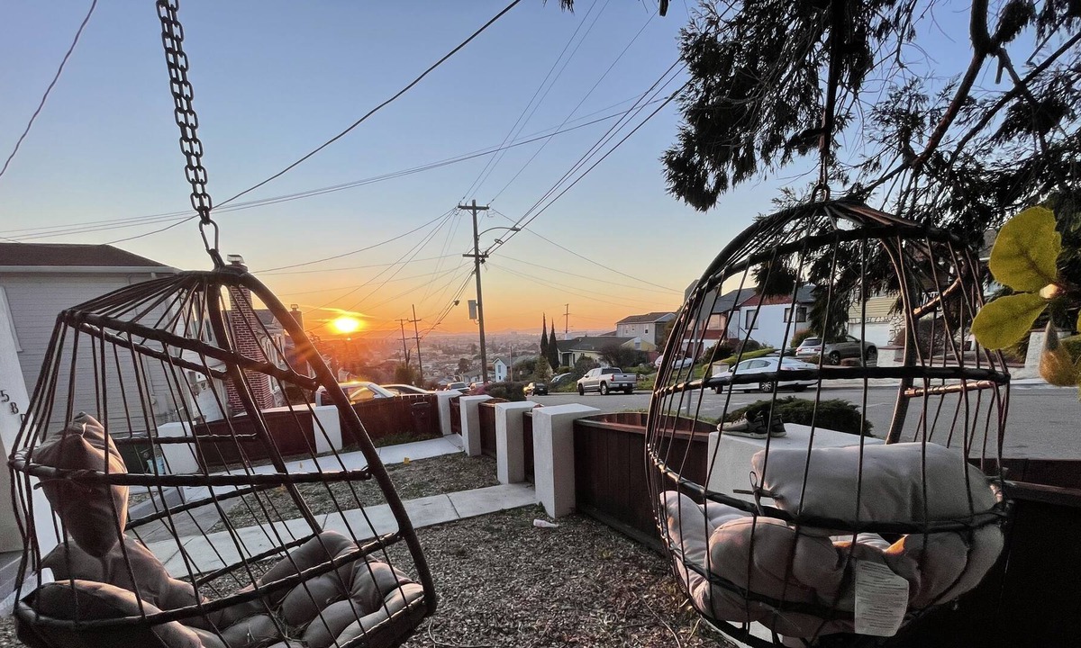 Oakland House | Hacienda home on a hill