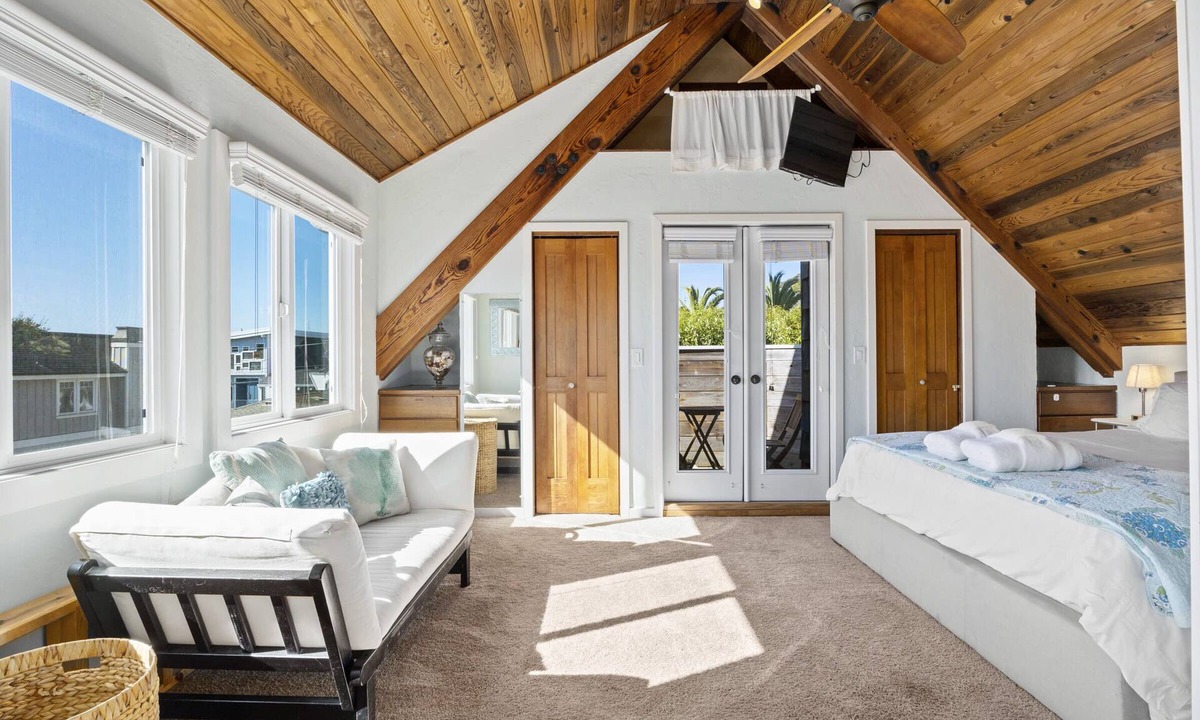 Eastside Santa Cruz House | Harbor home - with a hot tub!