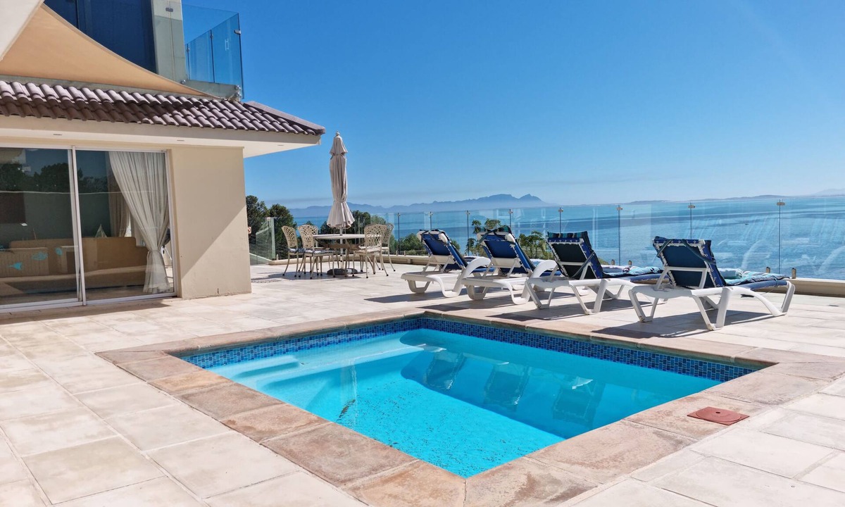 Mountainside Apartment | Harbour Views - 2 Bedroom House with large veranda and Private Pool