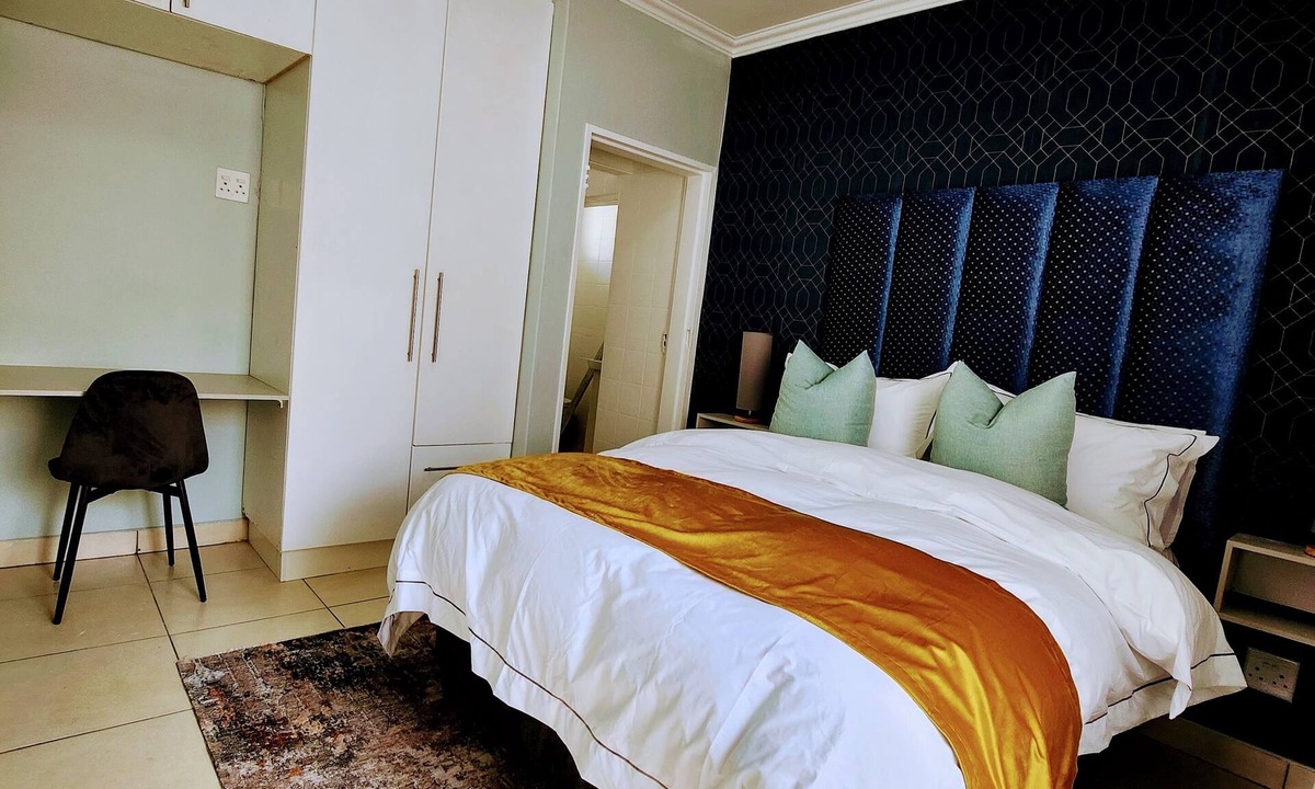 Greater Johannesburg Metropolitan Area Cottage | Harmony Apartment: Stylish 1-Bedroom in Parkmore with Uninterrupted Solar Power