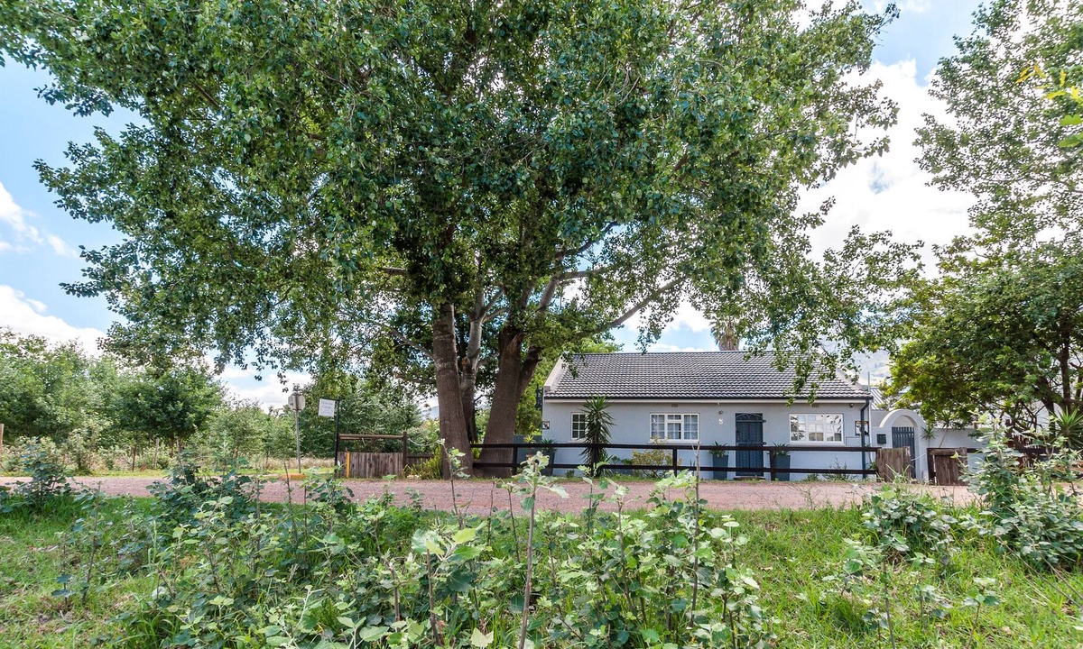 Greyton House | Hearnshaw Cottage, prime spot in village