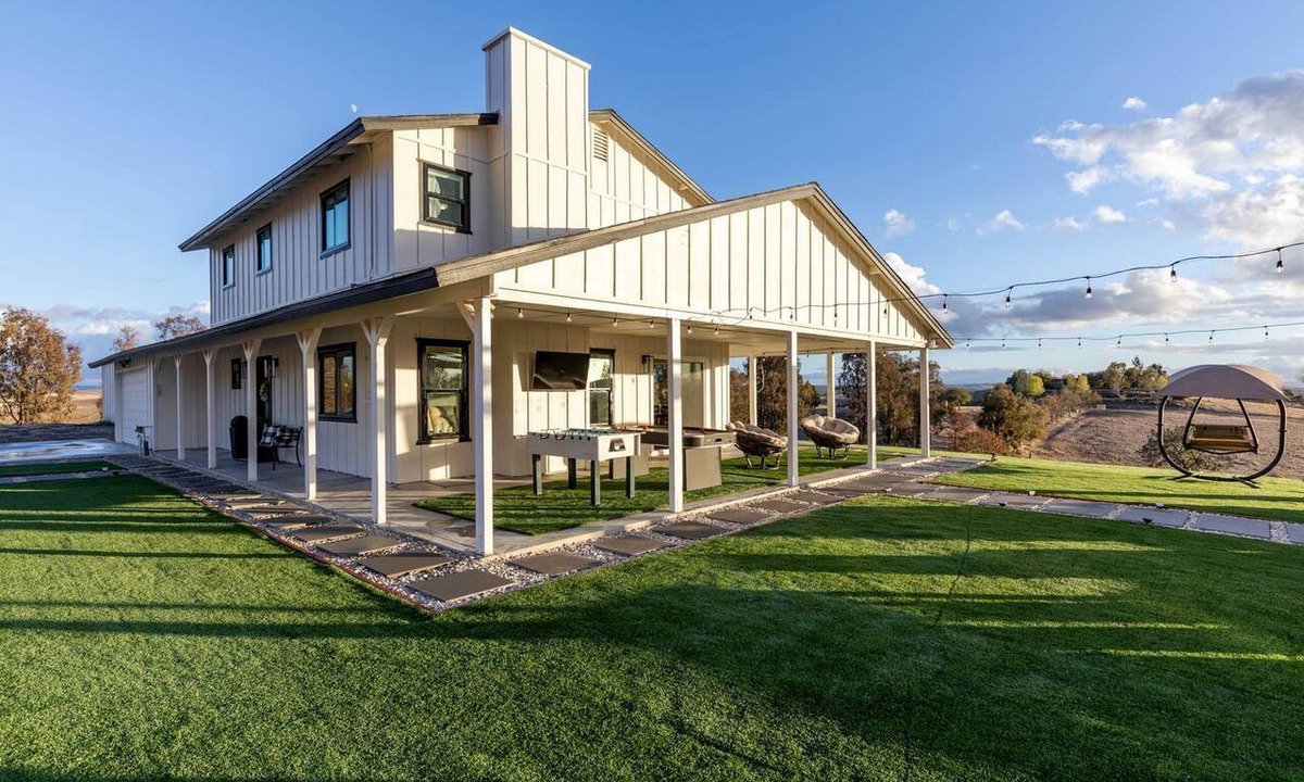 San Miguel House | Heavenly Vacation Retreat with Sweeping Vineyard Views near Paso Robles Wineries in California