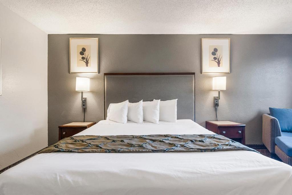 Hayward Hotel | Heritage Inn Express Hayward
