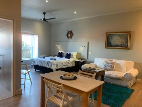 Hermanus City-Centre Apartment | Hermanus Waterfront Apartment 12