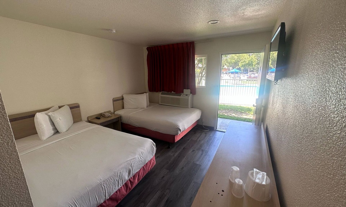 Davis Hotel | Hi-Wheel Flats