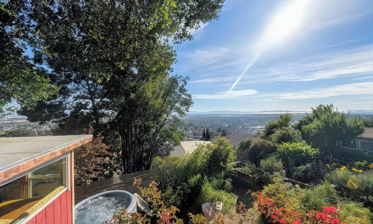 Oakland Cottage | Hills Cottage with Panoramic Views & Hot Tub. Pet Friendly!