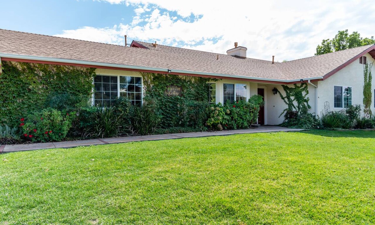 San Miguel House | Hilltop Valley Views + BBQ | Paso Robles Wine Country | Vista Vine Cottage