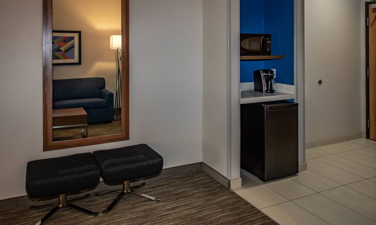 East Roseville Parkway Hotel | Holiday Inn Express Hotel & Suites Roseville-Galleria Area by IHG