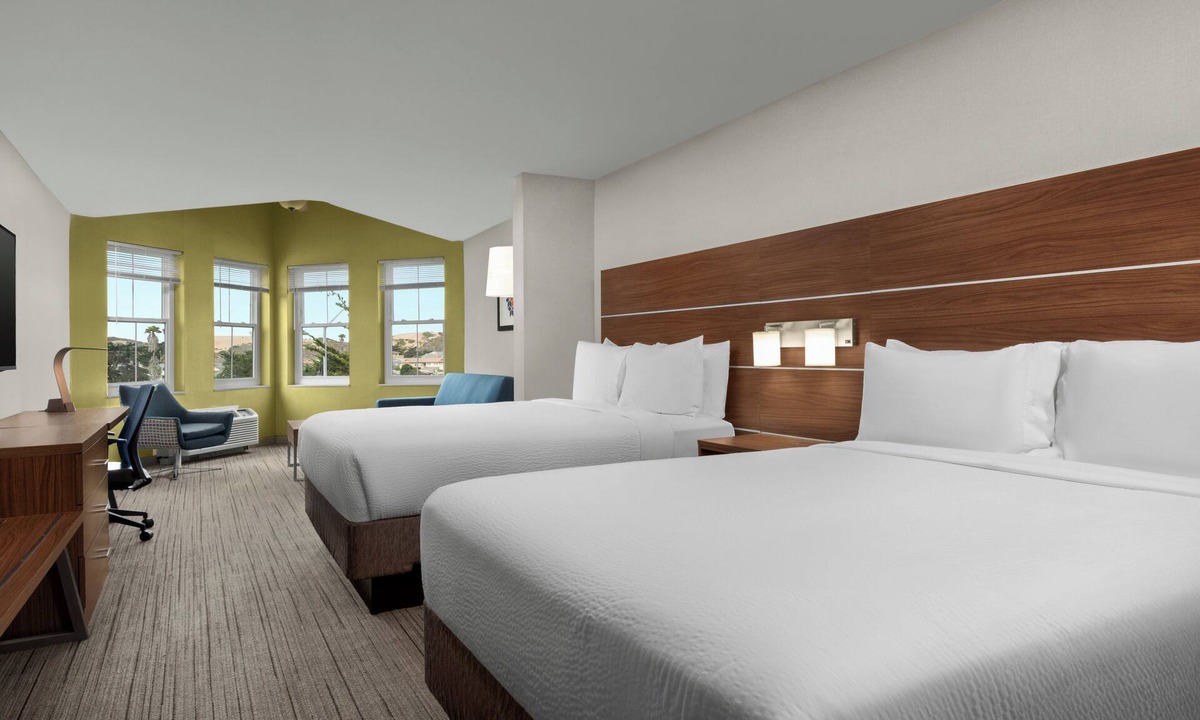 Marina Hotel | Holiday Inn Express Hotel & Suites Marina - State Beach Area by IHG