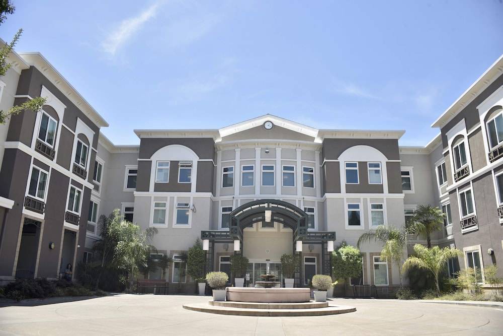 Windsor Hotel | Holiday Inn Express Windsor Sonoma Wine Country, an IHG Hotel