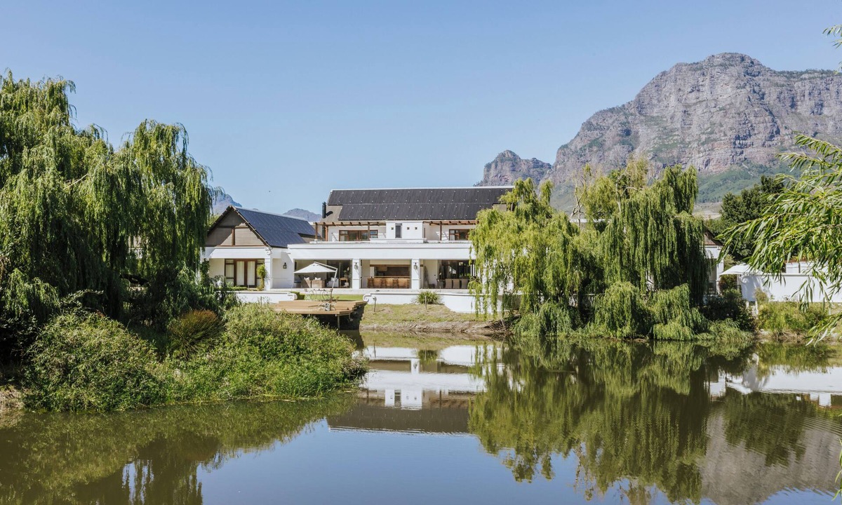 Klapmuts Villa | Iconic six bedroom all ensuite villa in the tranquil Cape Winelands