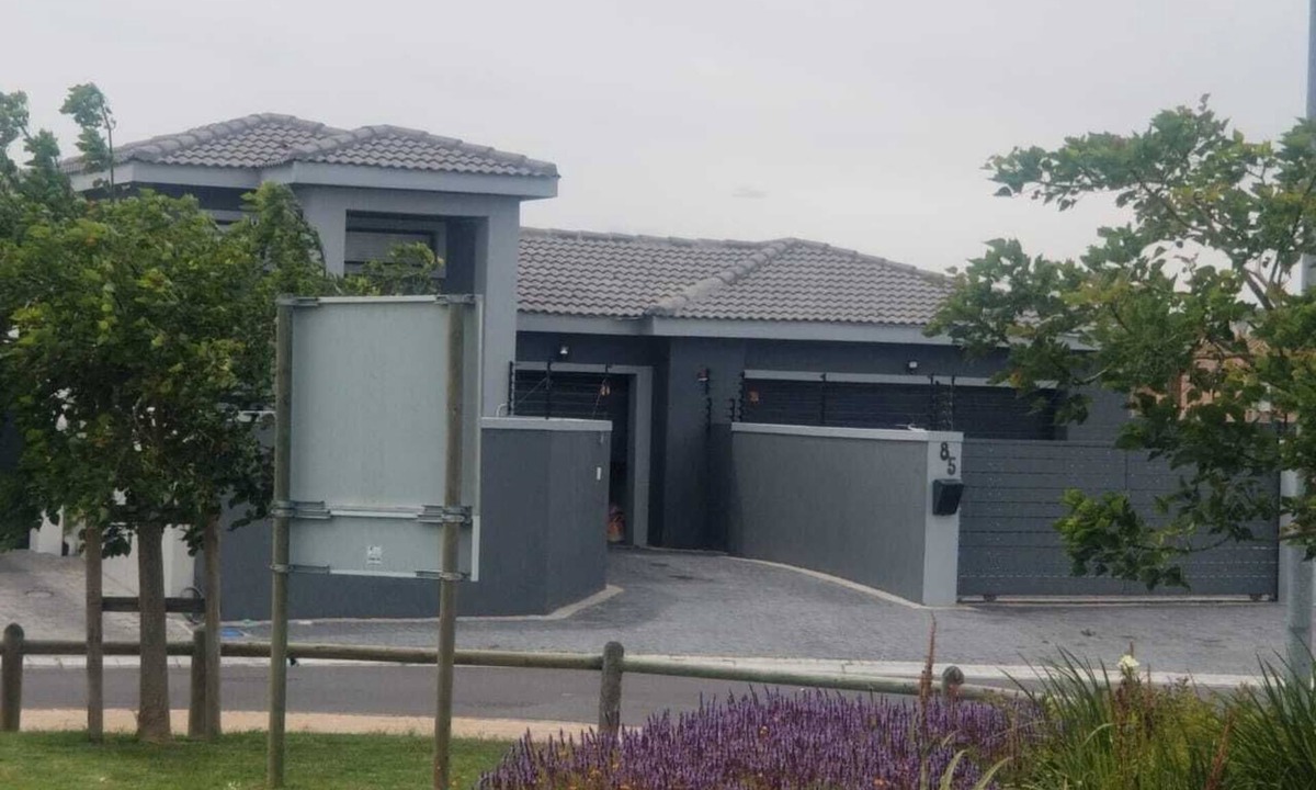 Bloubergstrand House | IMMACULATE 3 BED HOUSE WITH TRANQUILITY. 5 MINUTES TO THE BEACH.