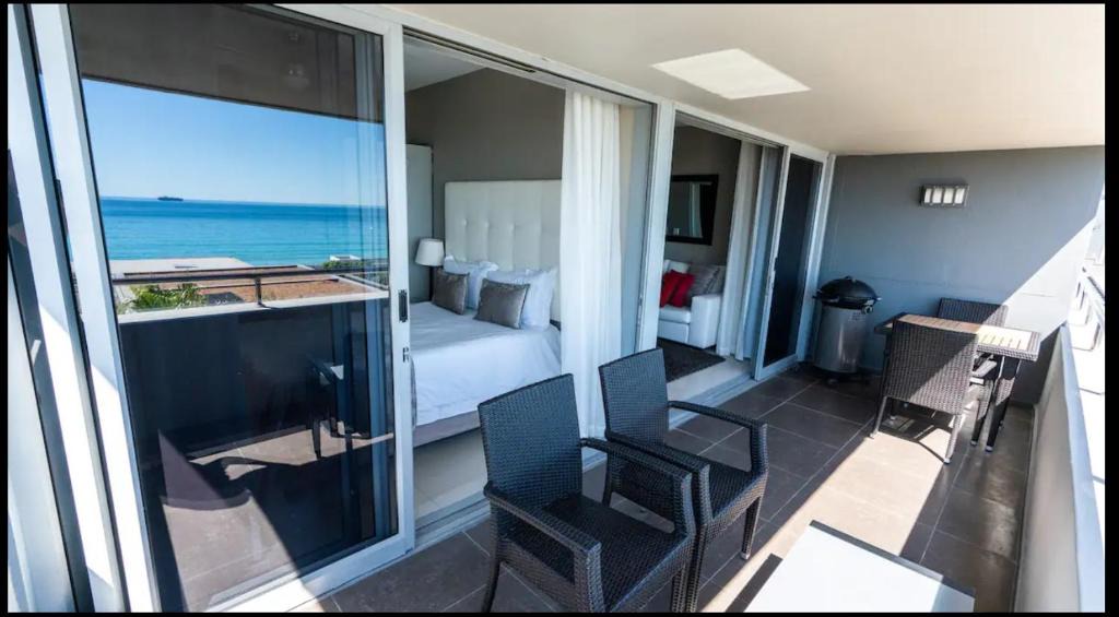 Bloubergstrand Apartment | Infinity Luxury Beachfront Apartment