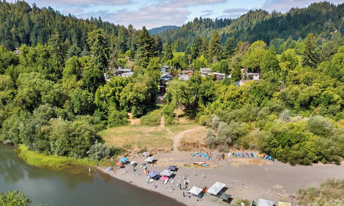 Guerneville House | Jade House ~ Family Home! Woof! Ping-Pong, River/Beach Front
