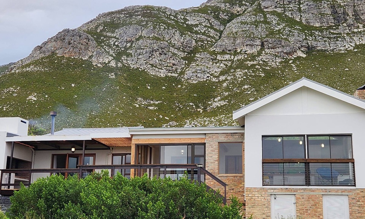 Betty's Bay House | Jock's Bay View is a lovely and spacious self-catering holiday home.
