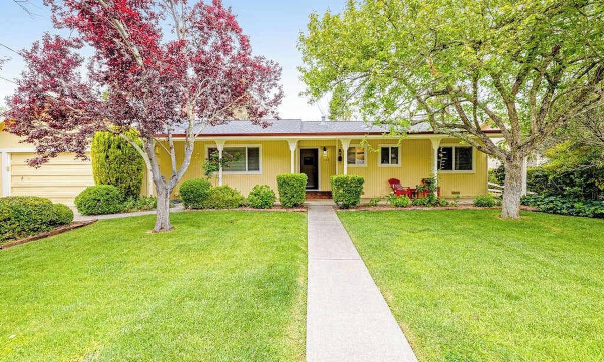 Kenwood House | Kenwood 3BR ranch with bocce court & fenced yard — dogs welcome