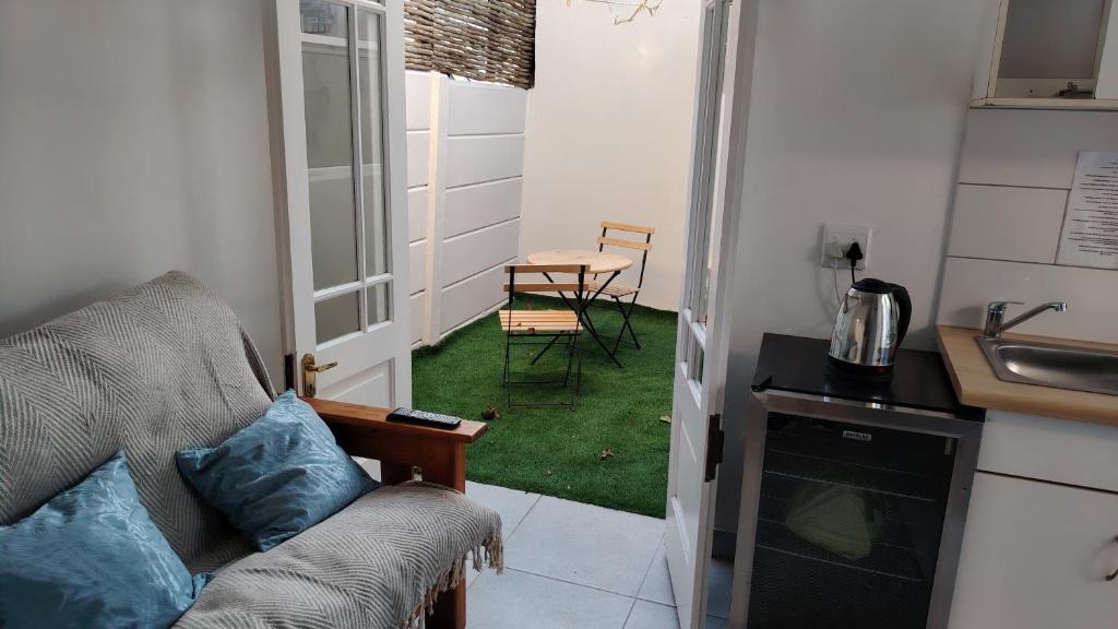 Lansdowne Apartment | Kenwyn Garden Cottage