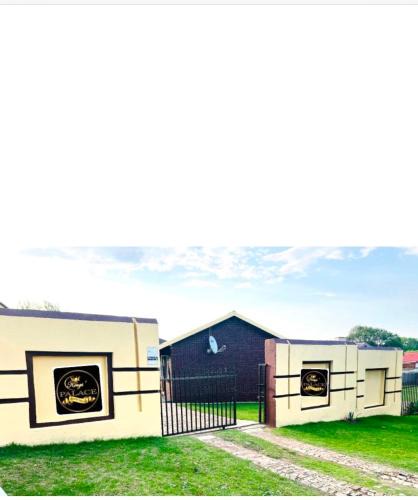 Ermelo House | KINGs' PALACE GUESTHOUSE