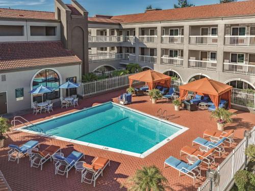 Millbrae Hotel | La Quinta Wyndham SFO Airport West Millbrae-Presidents Award Winner-FREE ARPRT SHTL