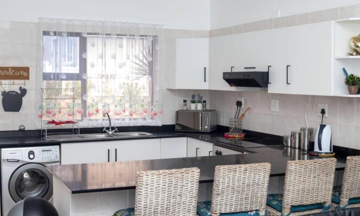 Mtwalume Villa | La Vista Unit - swimming pool, separate bedroom, 2 bathrooms .n