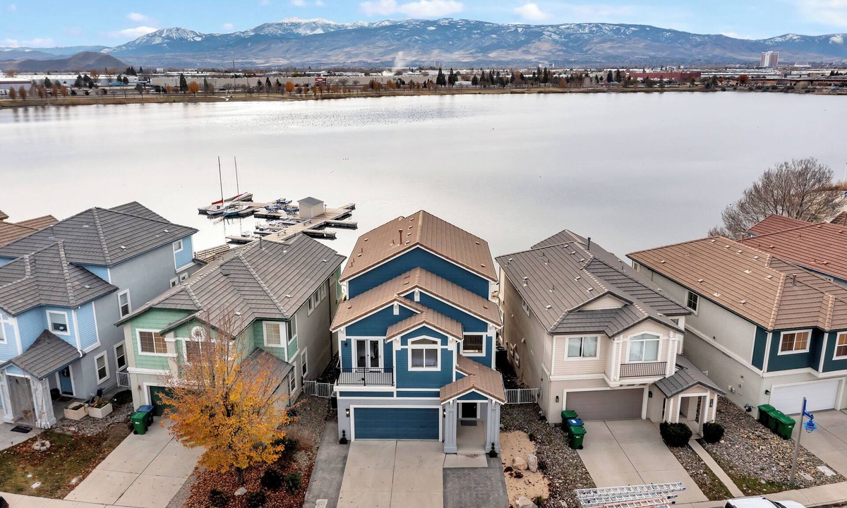 Sparks House | Lakefront Home w/Mountain Views Walk to Shops