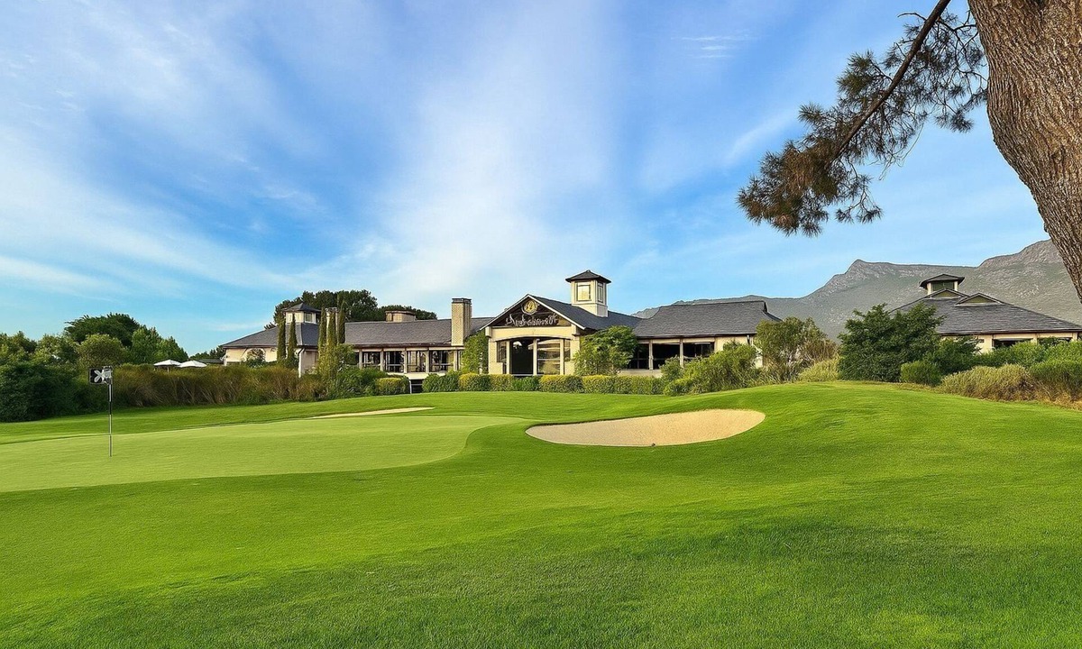 Simondium Cabin | Lakefront Luxury in Pearl Valley – Golf & Wine