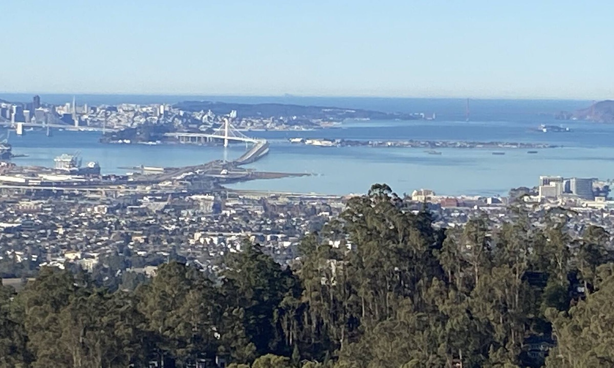 Oakland House | Large Family Home in the Oakland Hills - Panoramic Bay Views and Regional Parks!