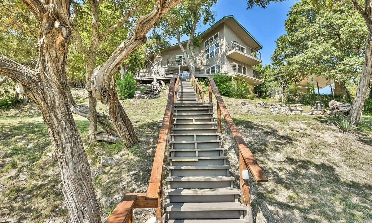 Granbury House | Large waterfront home with many outdoor and indoor activies.