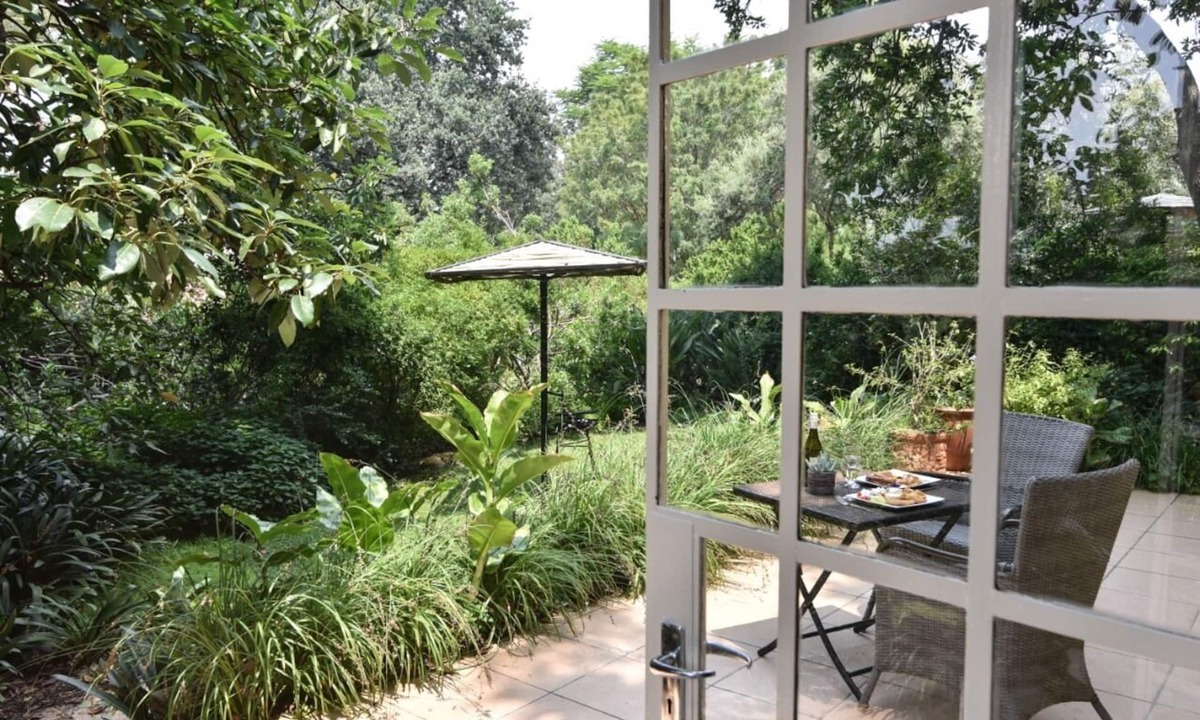 Muldersdrift House | Lemon Thorn Cottage for 2 people with wonderful private terrace in garden!
